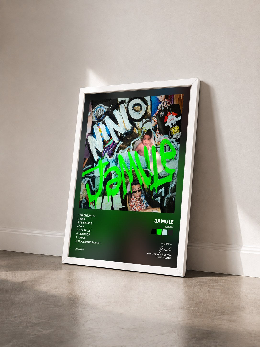 #blanc Tableau de l'album Ninio de Jamule vu de trois quarts, cadre blanc