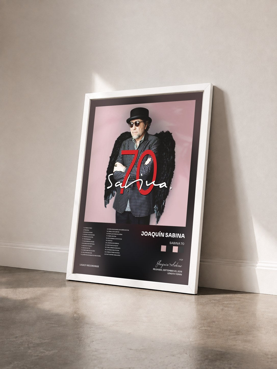 #blanc Tableau de l'album Sabina 70 de Joaquín Sabina vu de trois quarts, cadre blanc