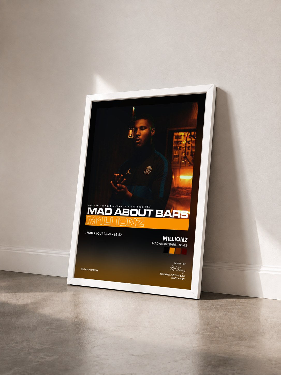 #blanc Tableau de l'album Mad About Bars - S5-E2 de M1llionz vu de trois quarts, cadre blanc