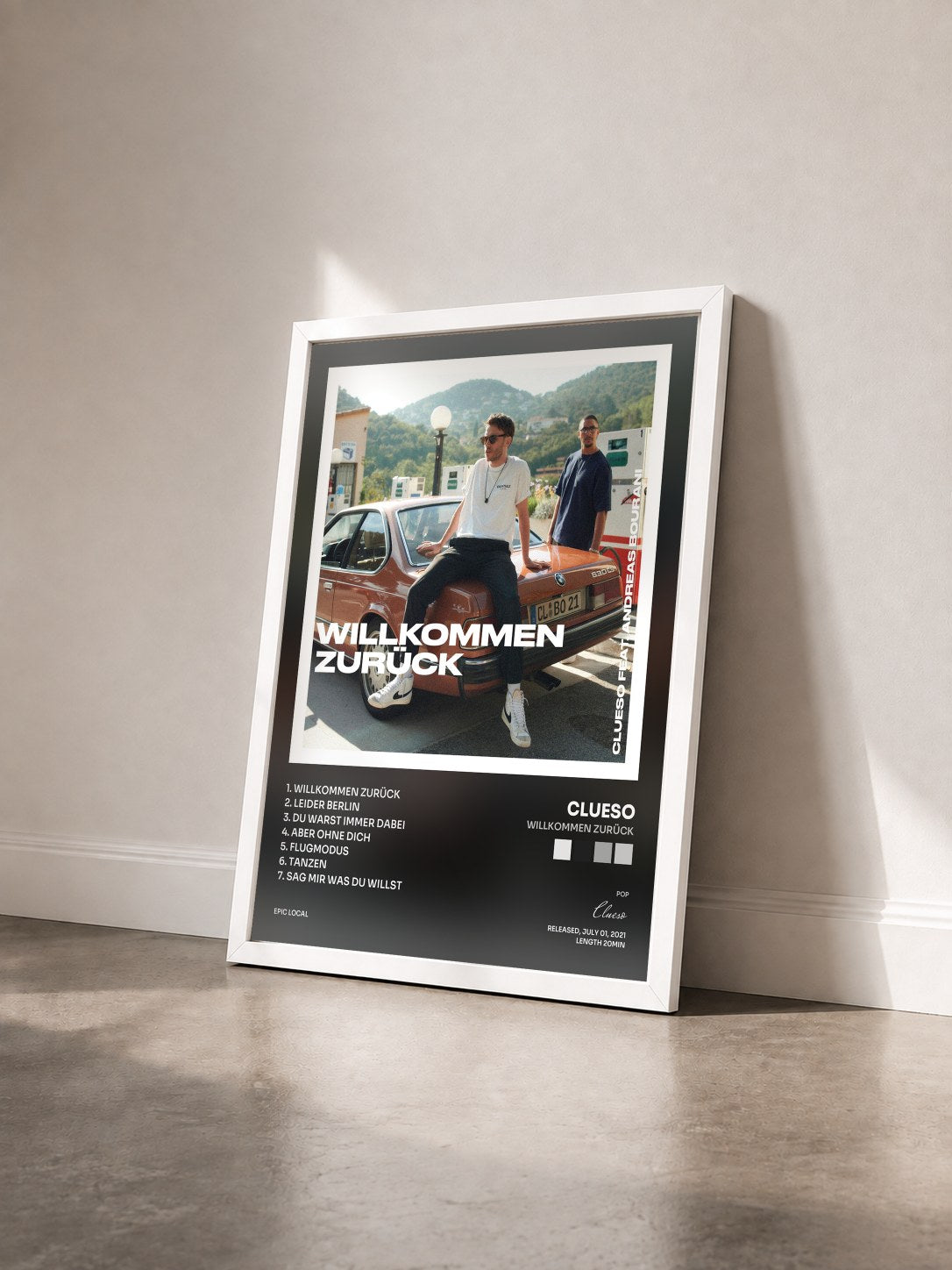 #blanc Tableau de l'album Willkommen Zurück de Clueso vu de trois quarts, cadre blanc