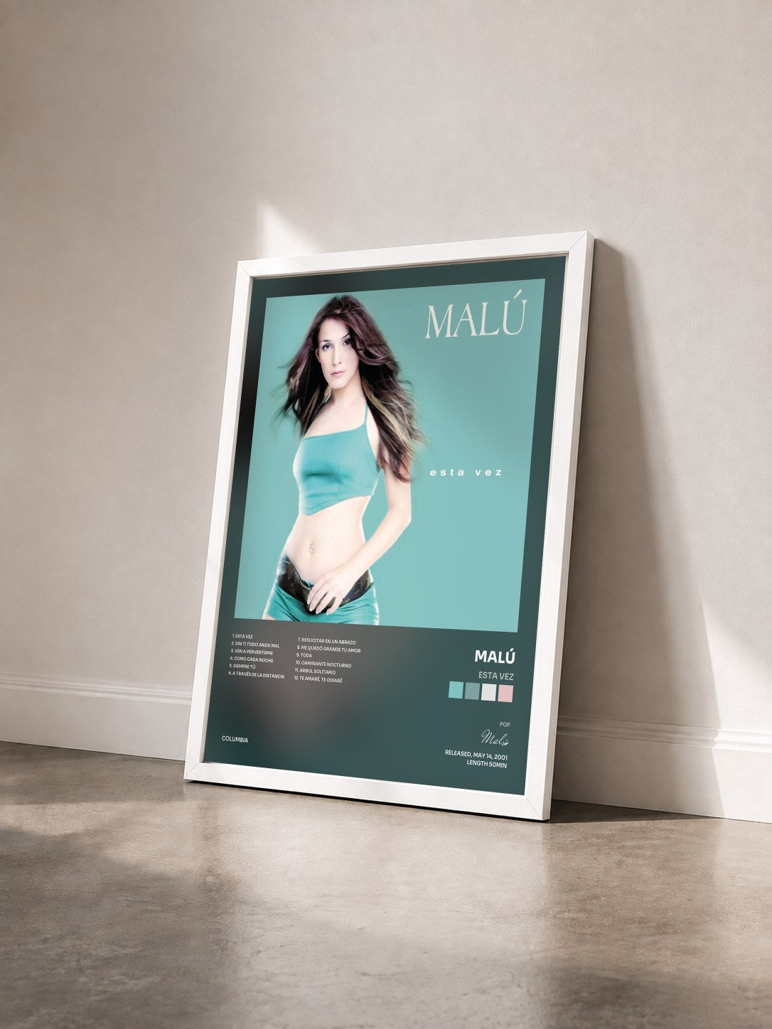 #blanc Tableau de l'album Esta Vez de Malú vu de trois quarts, cadre blanc