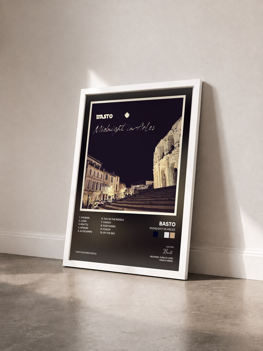 #blanc Tableau de l'album Midnight in Arles de Basto vu de trois quarts, cadre blanc