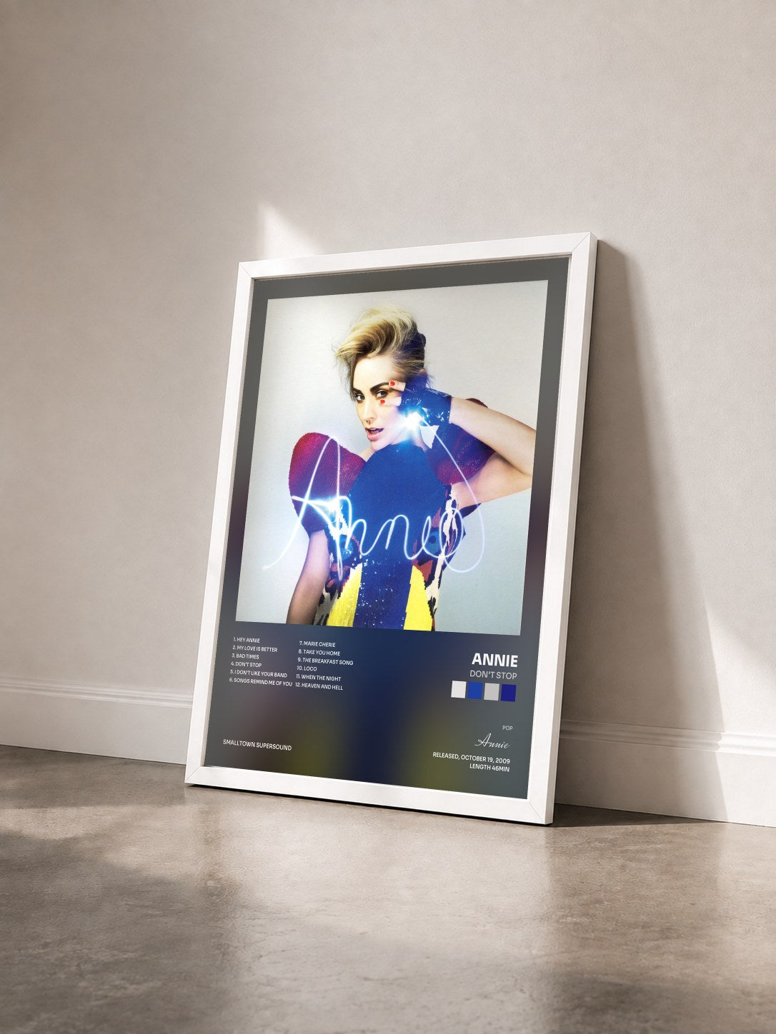 #blanc Tableau de l'album Don't Stop de Annie vu de trois quarts, cadre blanc