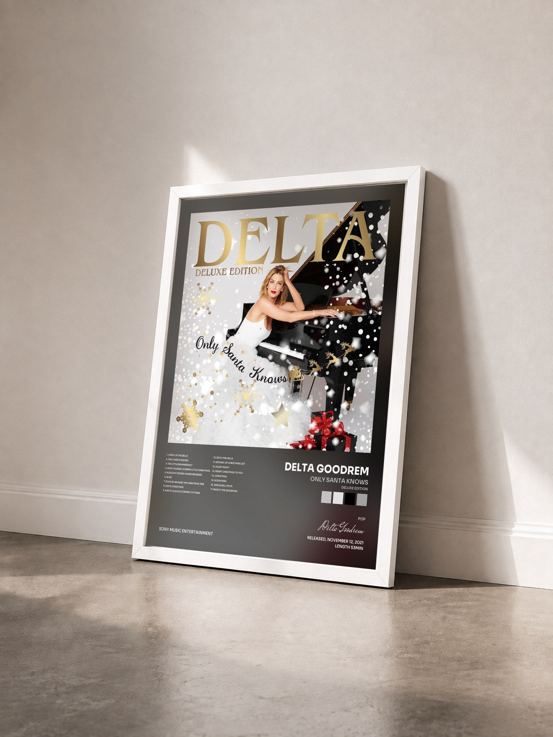 #blanc Tableau de l'album Only Santa Knows (Deluxe Edition) de Delta Goodrem vu de trois quarts, cadre blanc