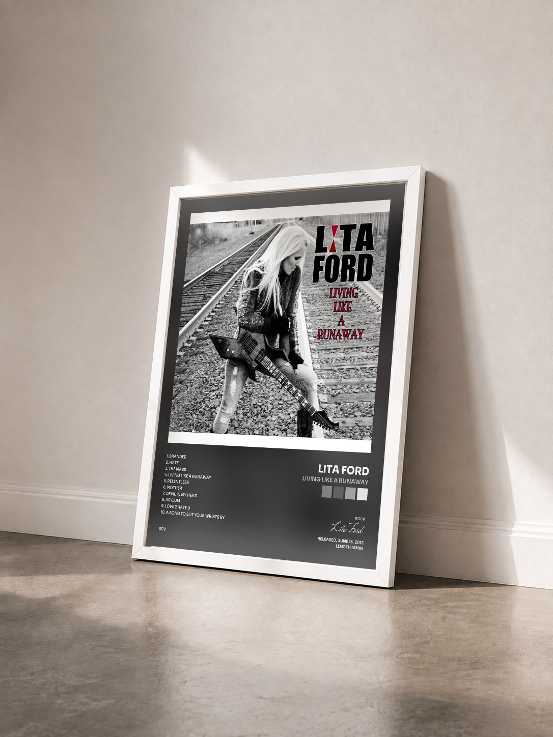 #blanc Tableau de l'album Living Like a Runaway de Lita Ford vu de trois quarts, cadre blanc