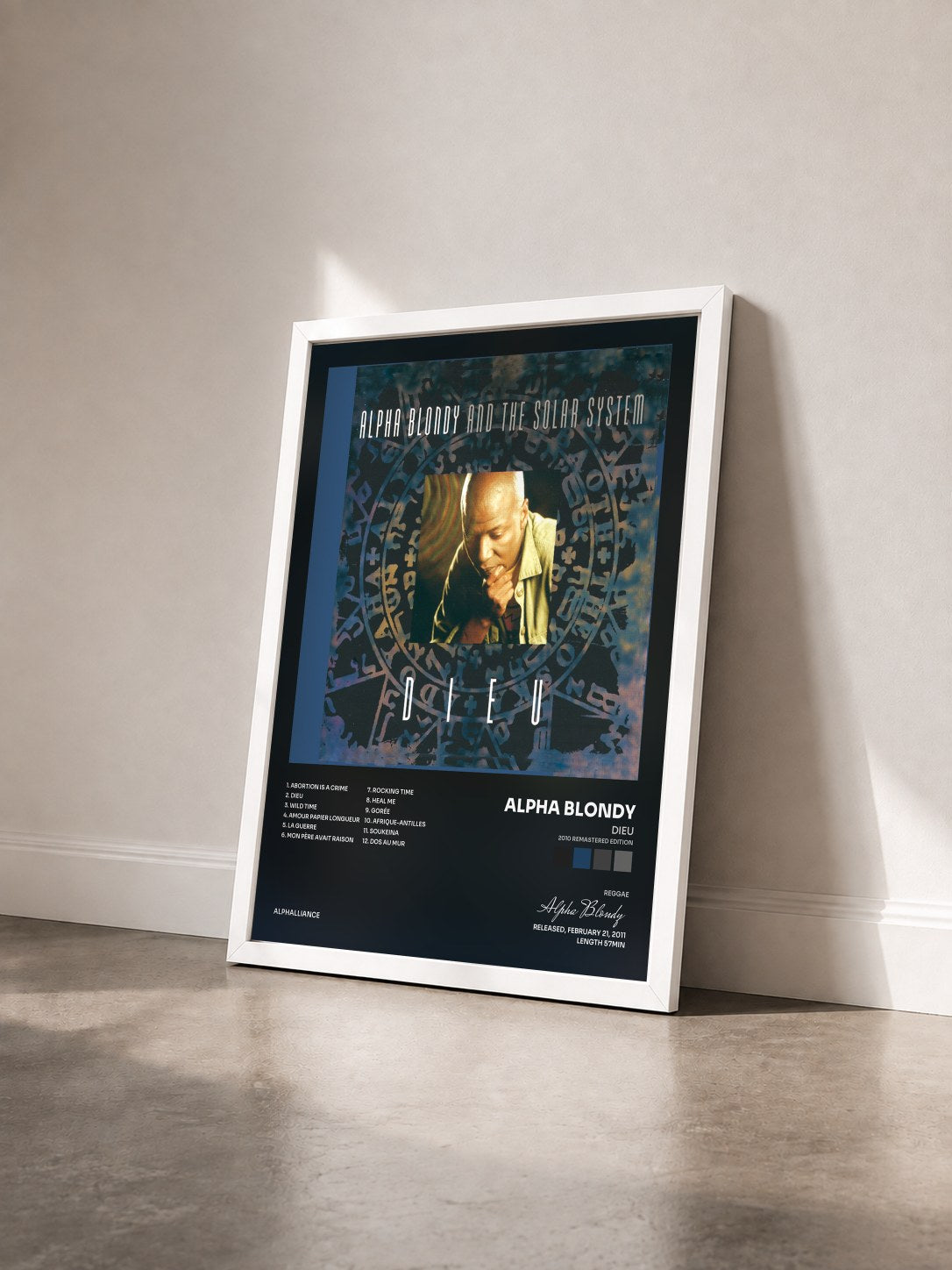 #blanc Tableau de l'album Dieu (2010 Remastered Edition) de Alpha Blondy vu de trois quarts, cadre blanc