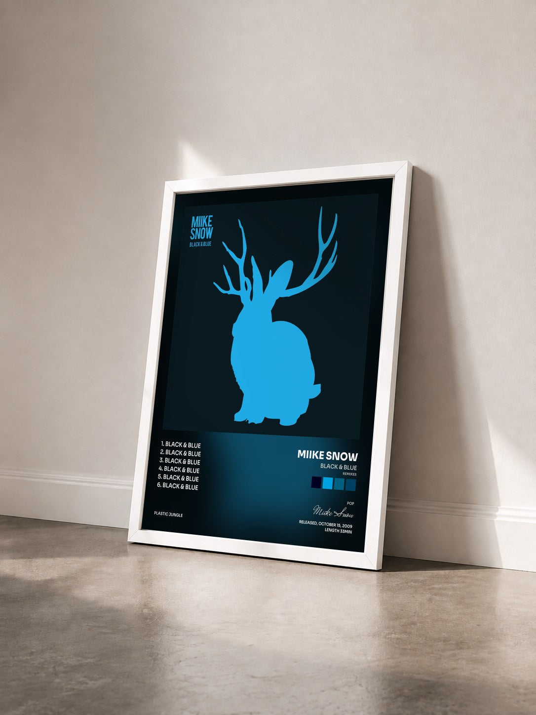 #blanc Tableau de l'album Black & Blue (Remixes) de Miike Snow vu de trois quarts, cadre blanc