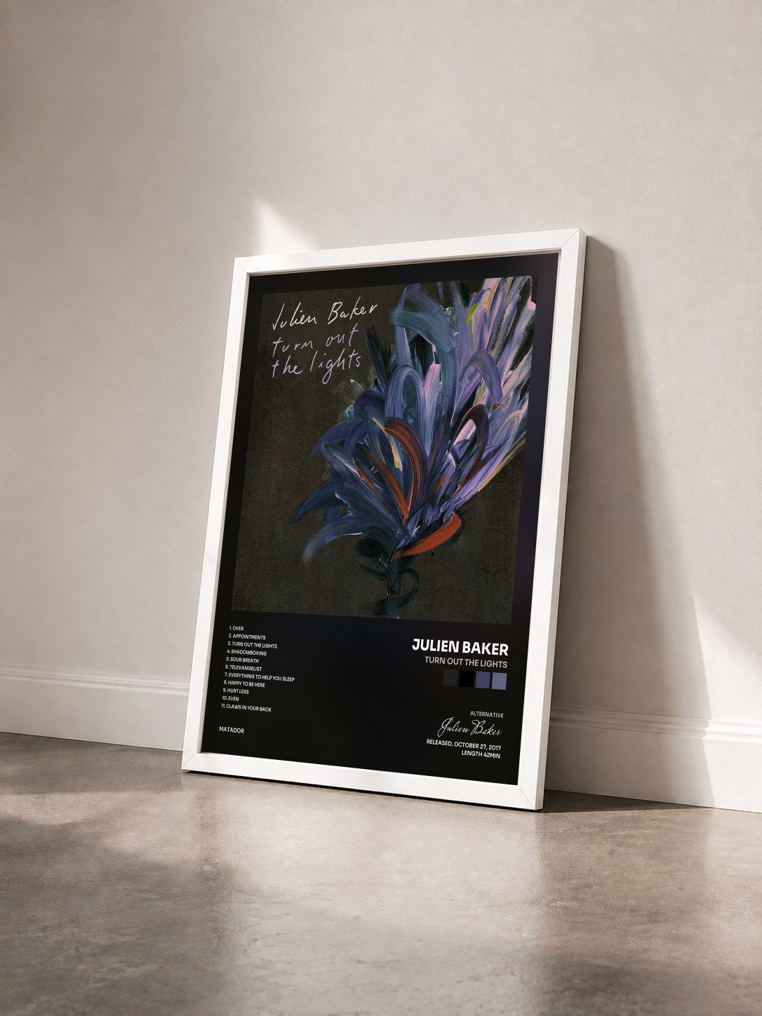 #blanc Tableau de l'album Turn Out the Lights de Julien Baker vu de trois quarts, cadre blanc