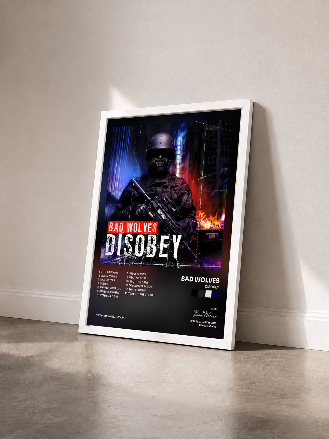 #blanc Tableau de l'album Disobey de Bad Wolves vu de trois quarts, cadre blanc