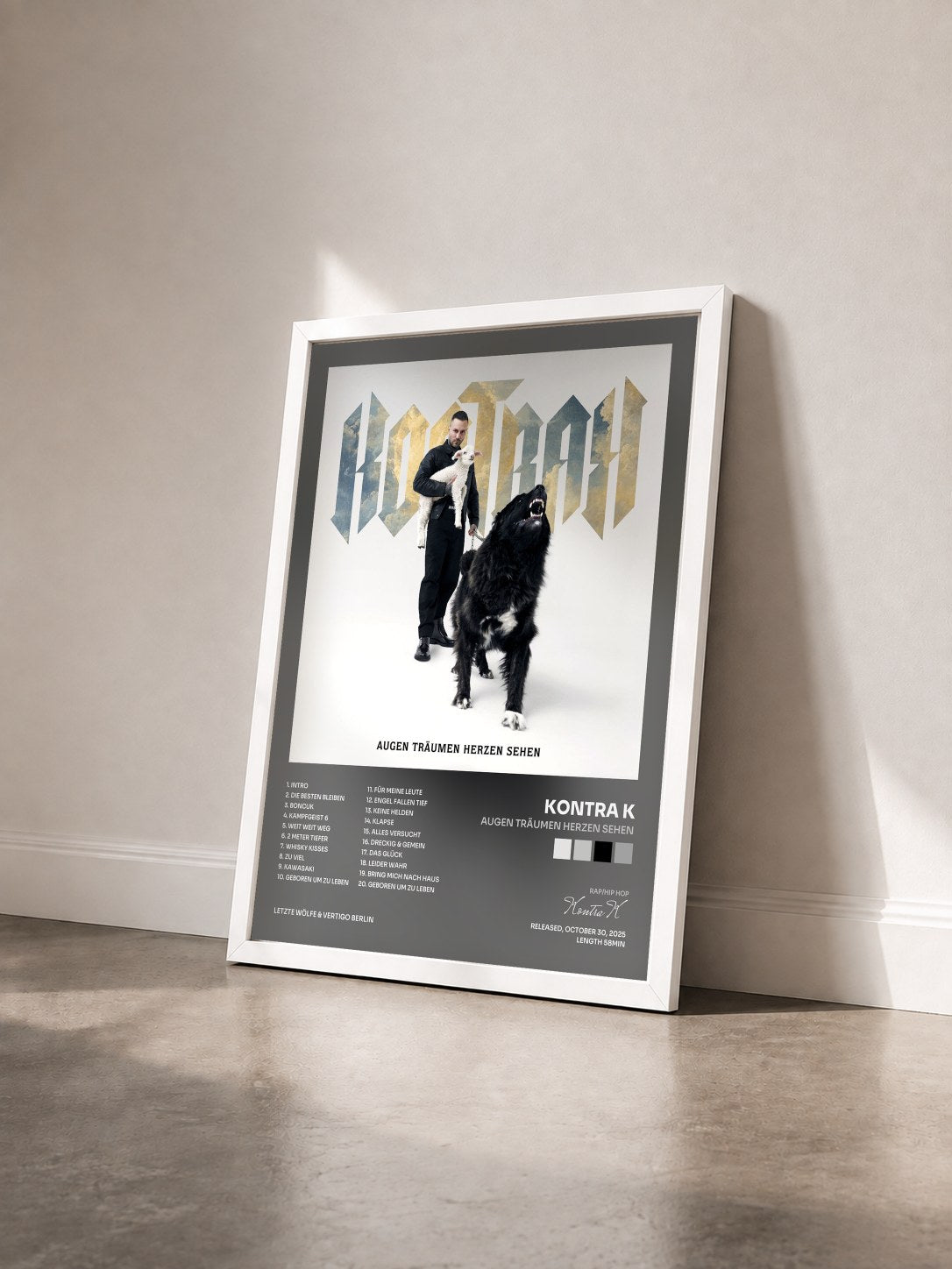 #blanc Tableau de l'album Augen träumen Herzen sehen de Kontra K vu de trois quarts, cadre blanc