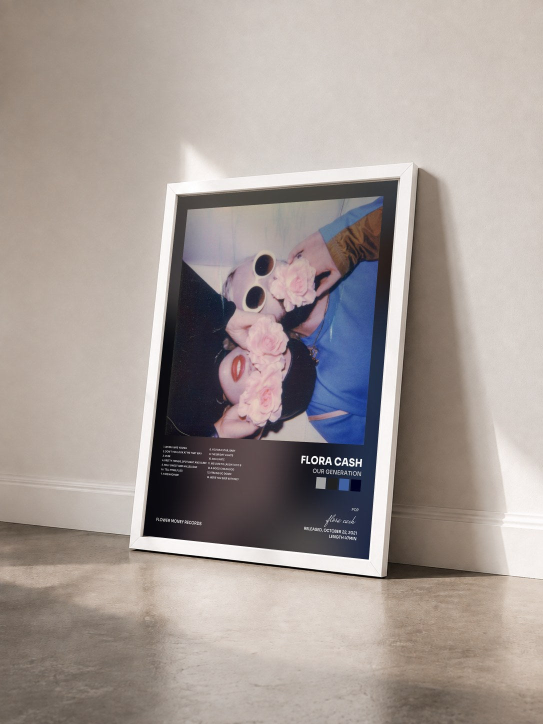 #blanc Tableau de l'album our generation de flora cash vu de trois quarts, cadre blanc