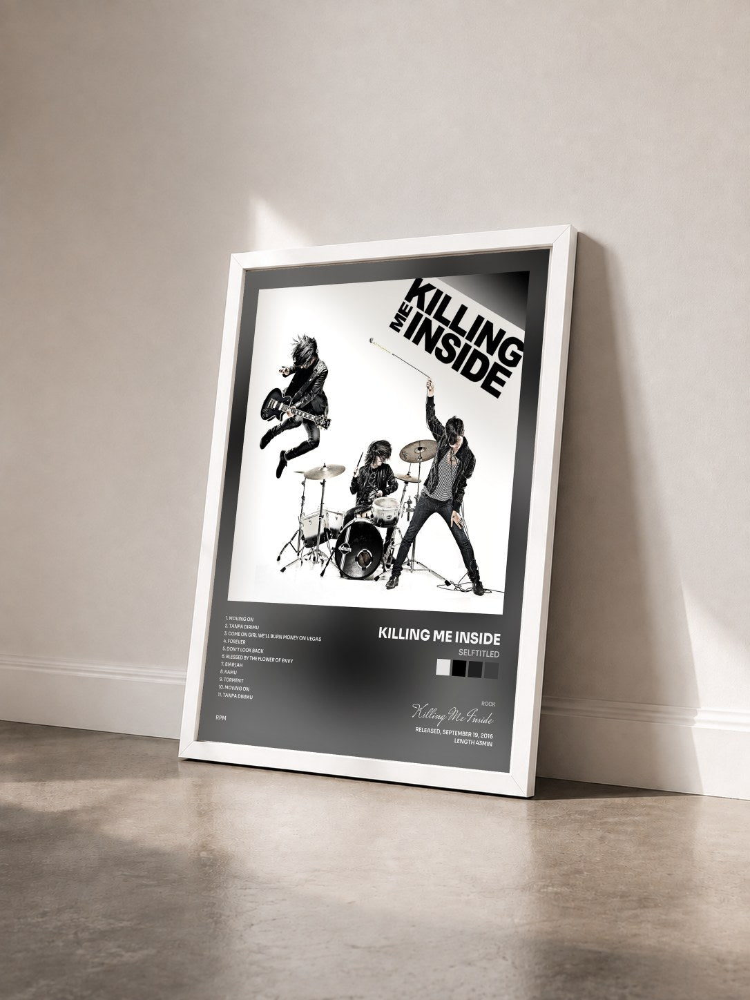#blanc Tableau de l'album Selftitled de Killing Me Inside vu de trois quarts, cadre blanc
