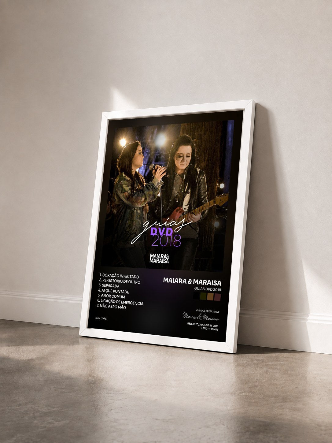 #blanc Tableau de l'album Guias Dvd 2018 de Maiara & Maraisa vu de trois quarts, cadre blanc