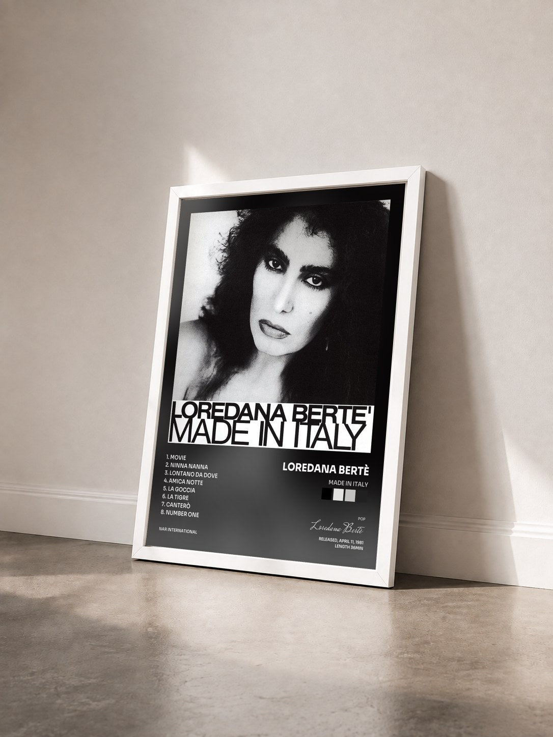 #blanc Tableau de l'album Made In Italy de Loredana Bertè vu de trois quarts, cadre blanc
