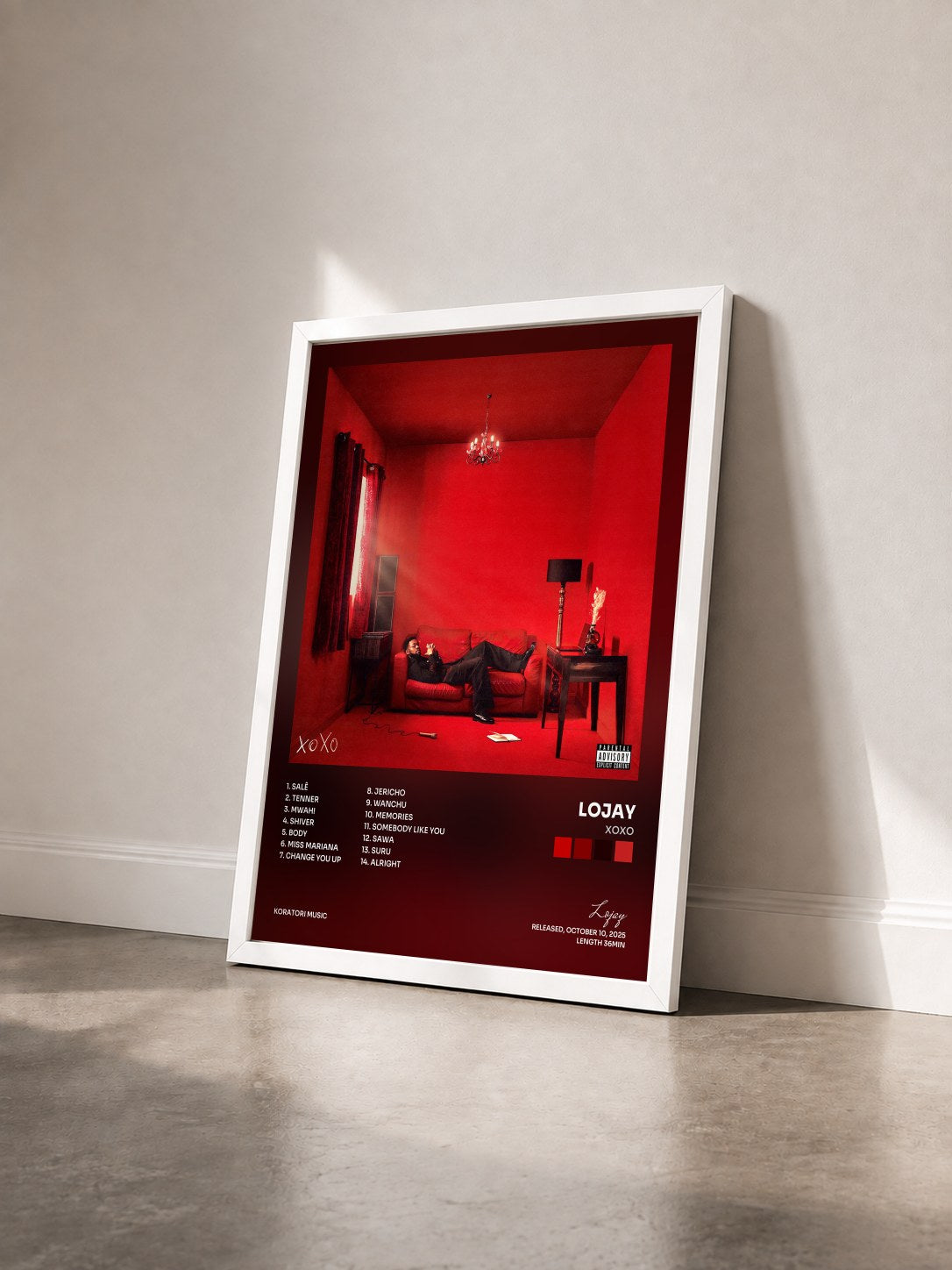 #blanc Tableau de l'album XOXO de Lojay vu de trois quarts, cadre blanc