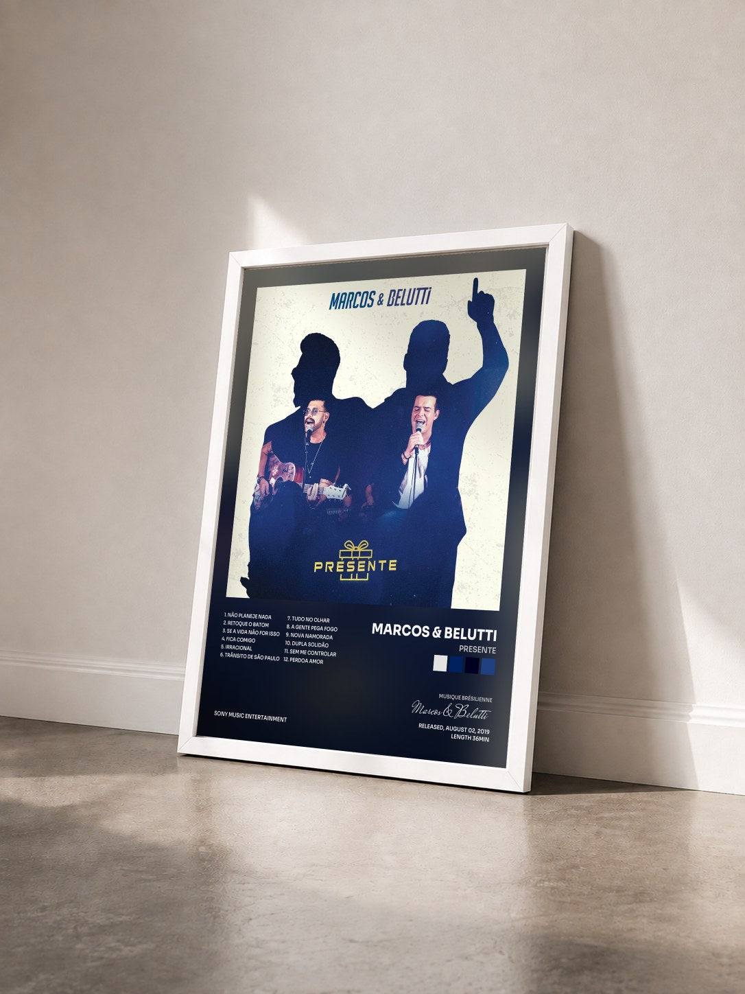 #blanc Tableau de l'album Presente de Marcos & Belutti vu de trois quarts, cadre blanc