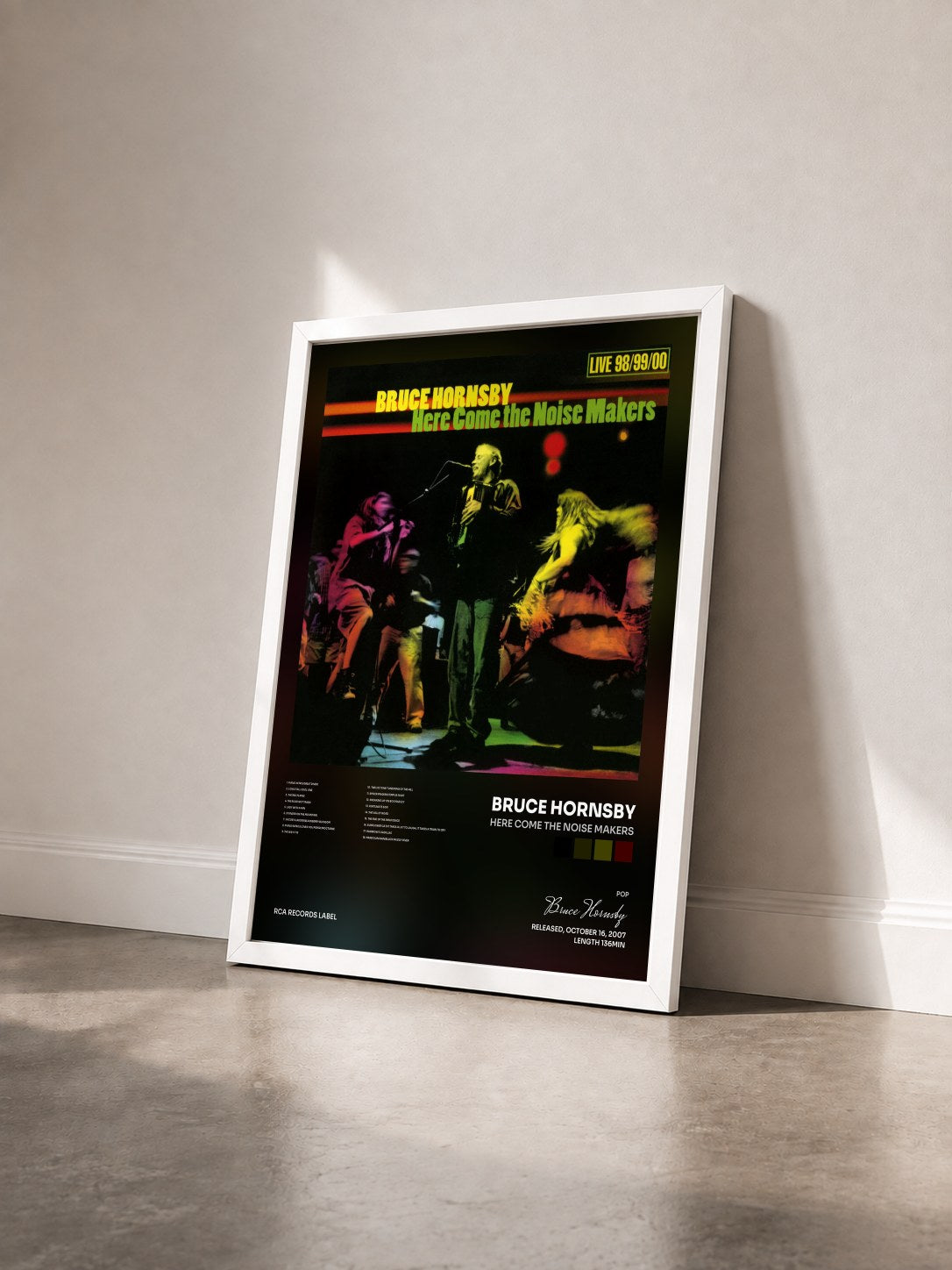 #blanc Tableau de l'album Here Come the Noise Makers de Bruce Hornsby vu de trois quarts, cadre blanc