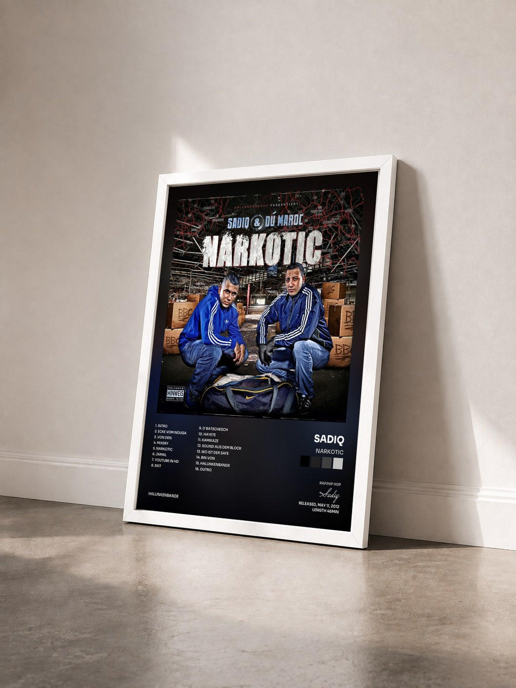 #blanc Tableau de l'album Narkotic de Sadiq vu de trois quarts, cadre blanc