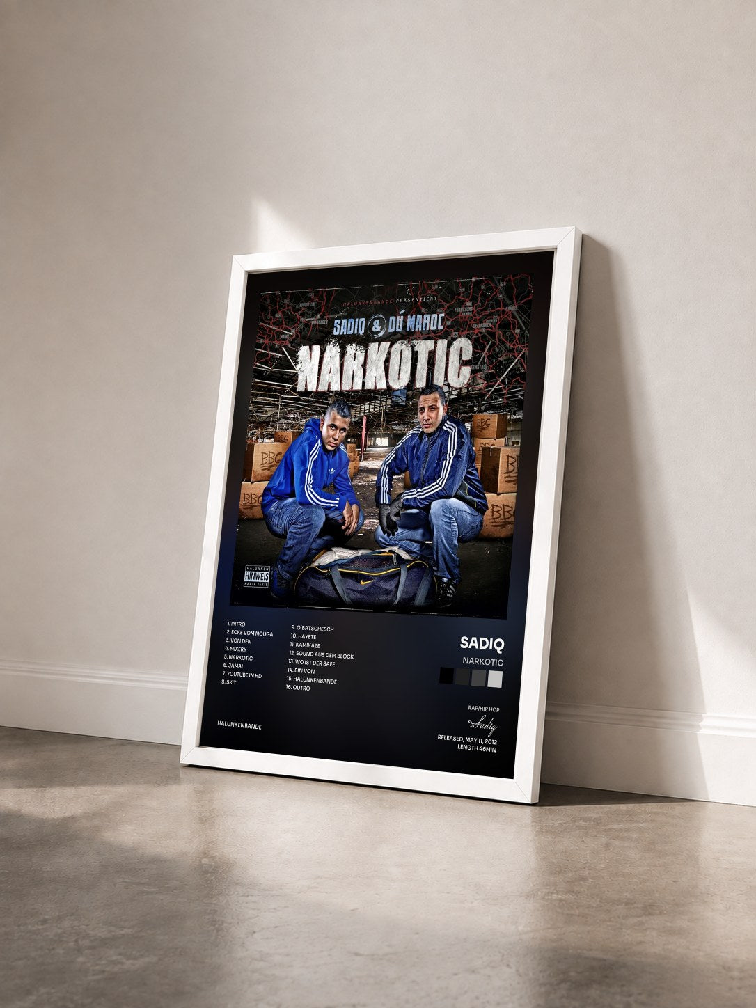 #blanc Tableau de l'album Narkotic de Sadiq vu de trois quarts, cadre blanc