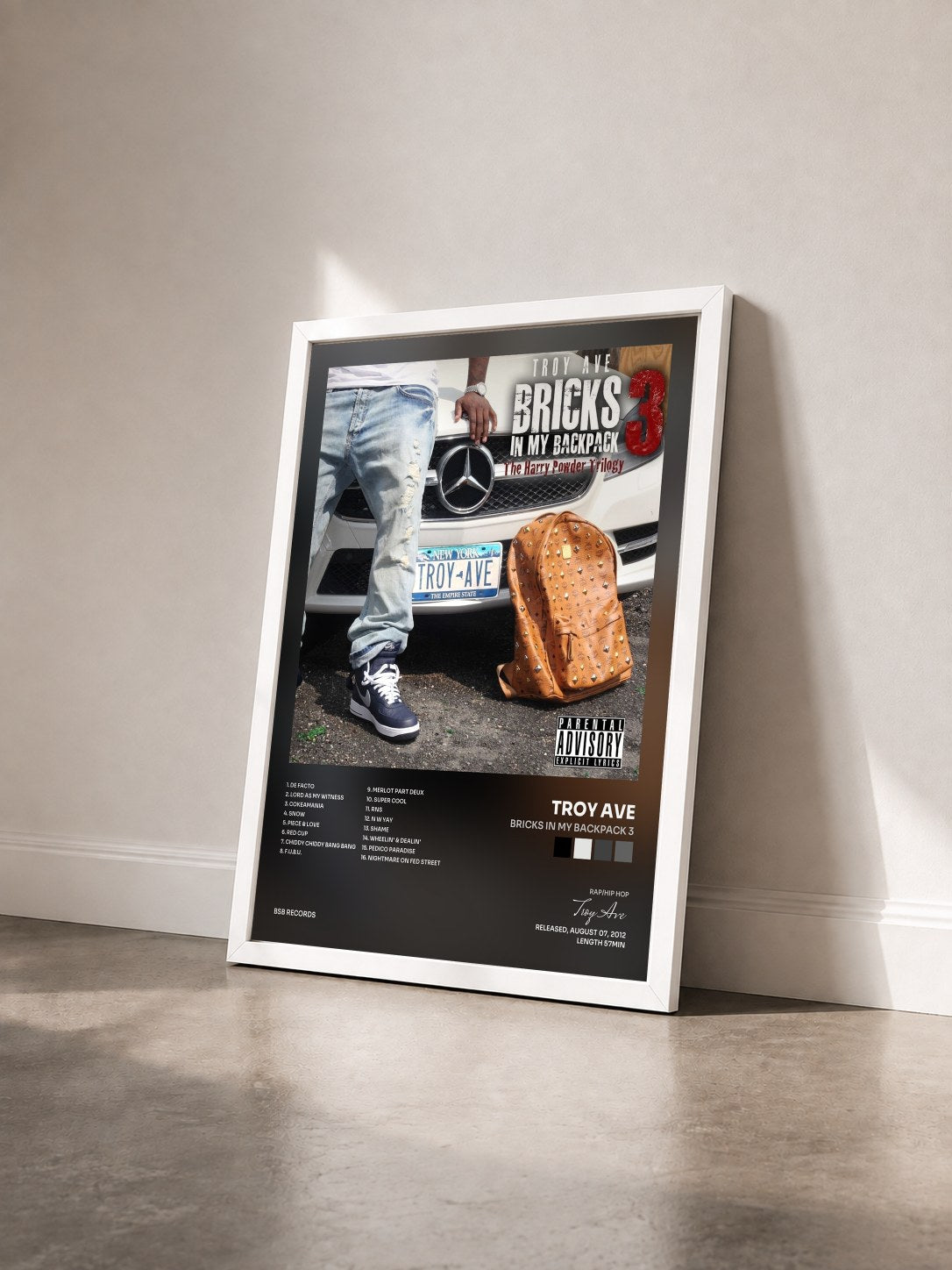 #blanc Tableau de l'album Bricks In My Backpack 3 de Troy Ave vu de trois quarts, cadre blanc