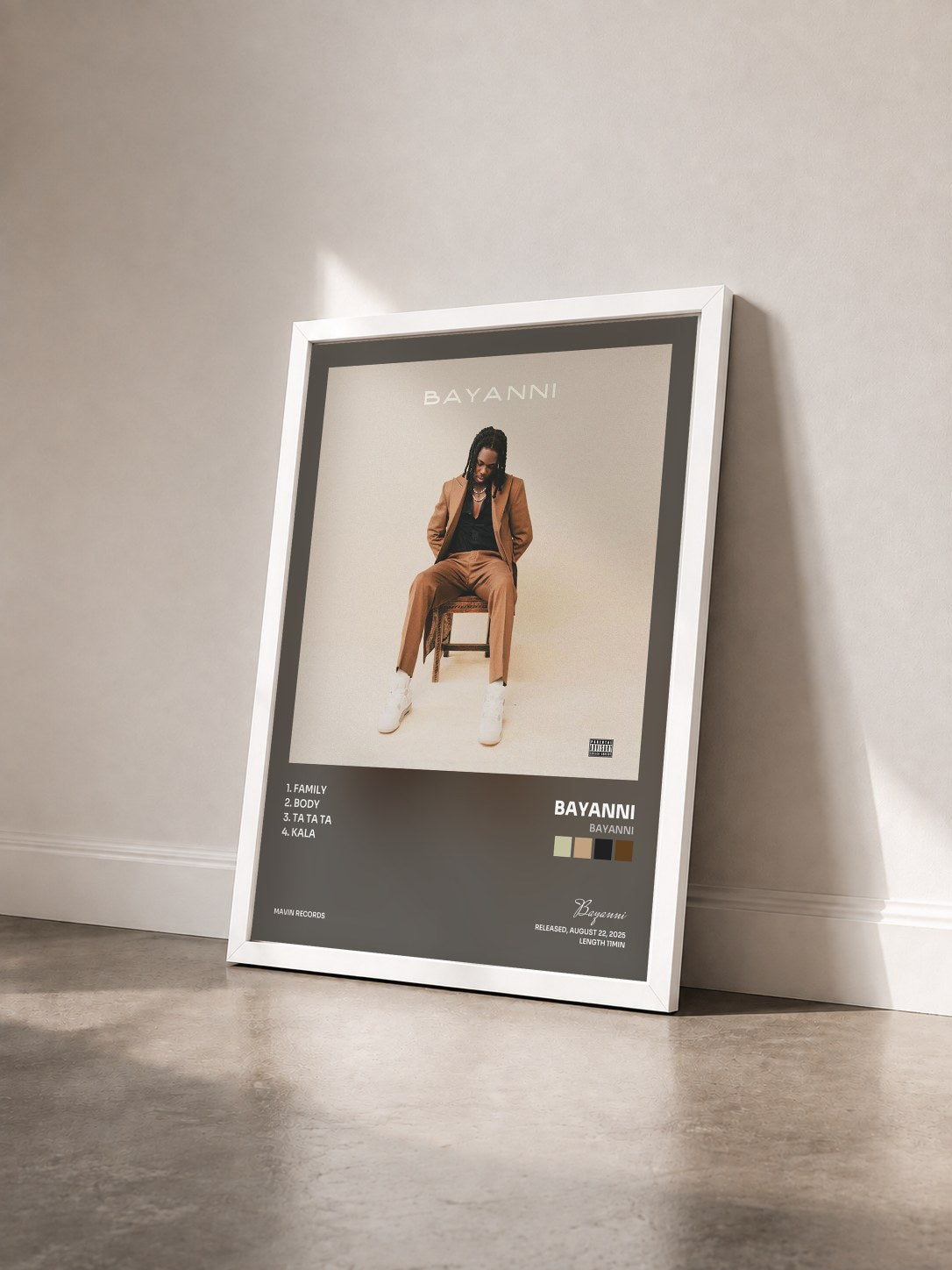 #blanc Tableau de l'album Bayanni de Bayanni vu de trois quarts, cadre blanc