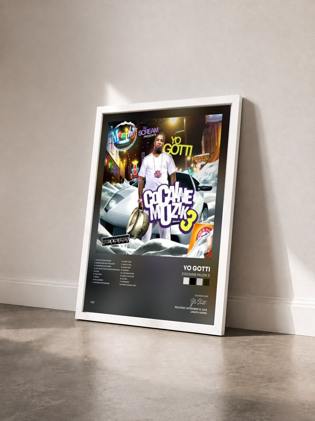 #blanc Tableau de l'album Cocaine Muzik 3 de Yo Gotti vu de trois quarts, cadre blanc