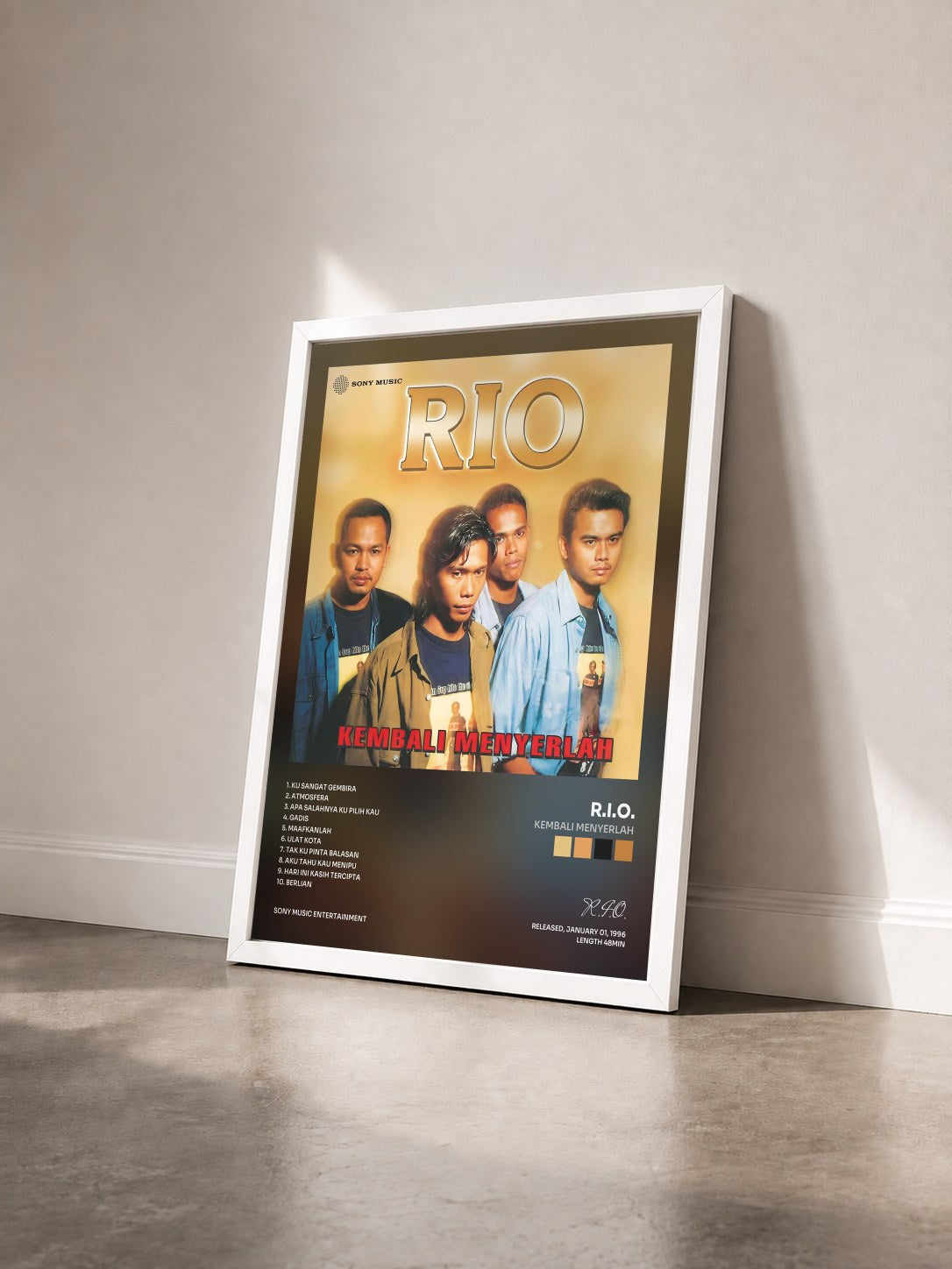 #blanc Tableau de l'album Kembali Menyerlah de R.I.O. vu de trois quarts, cadre blanc