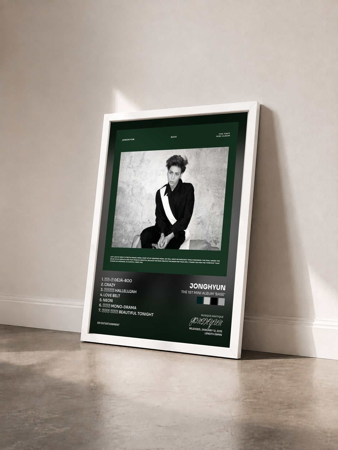 #blanc Tableau de l'album The 1st Mini Album 'BASE' de JONGHYUN vu de trois quarts, cadre blanc