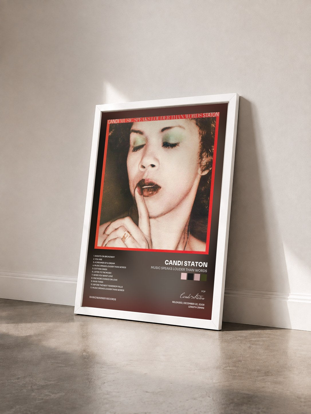 #blanc Tableau de l'album Music Speaks Louder Than Words de Candi Staton vu de trois quarts, cadre blanc