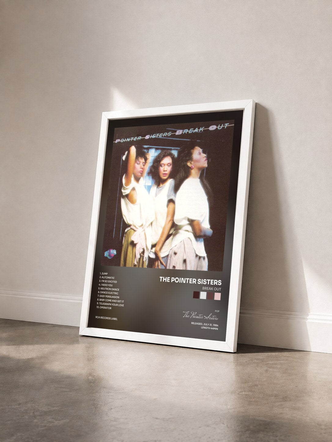 #blanc Tableau de l'album Break Out de The Pointer Sisters vu de trois quarts, cadre blanc