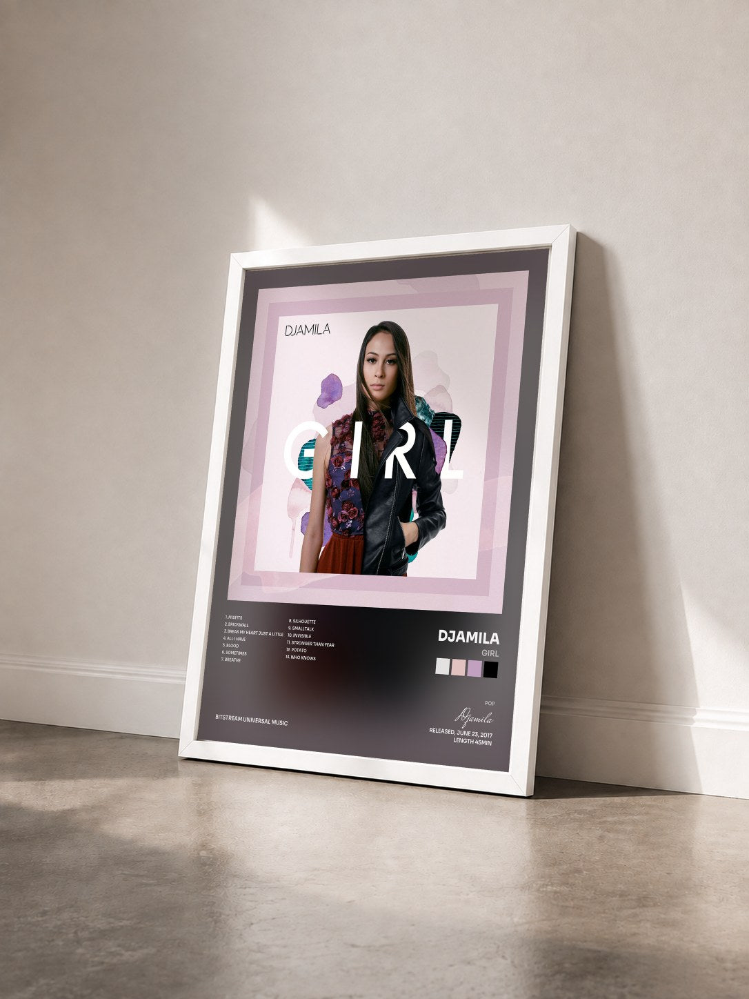 #blanc Tableau de l'album Girl de Djamila vu de trois quarts, cadre blanc