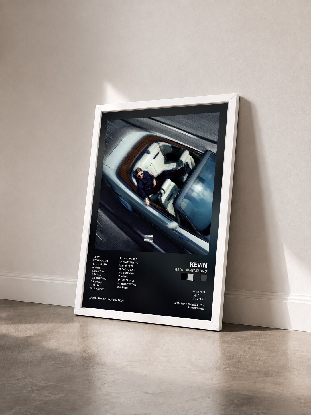 #blanc Tableau de l'album Grote Versnelling de Kevin vu de trois quarts, cadre blanc