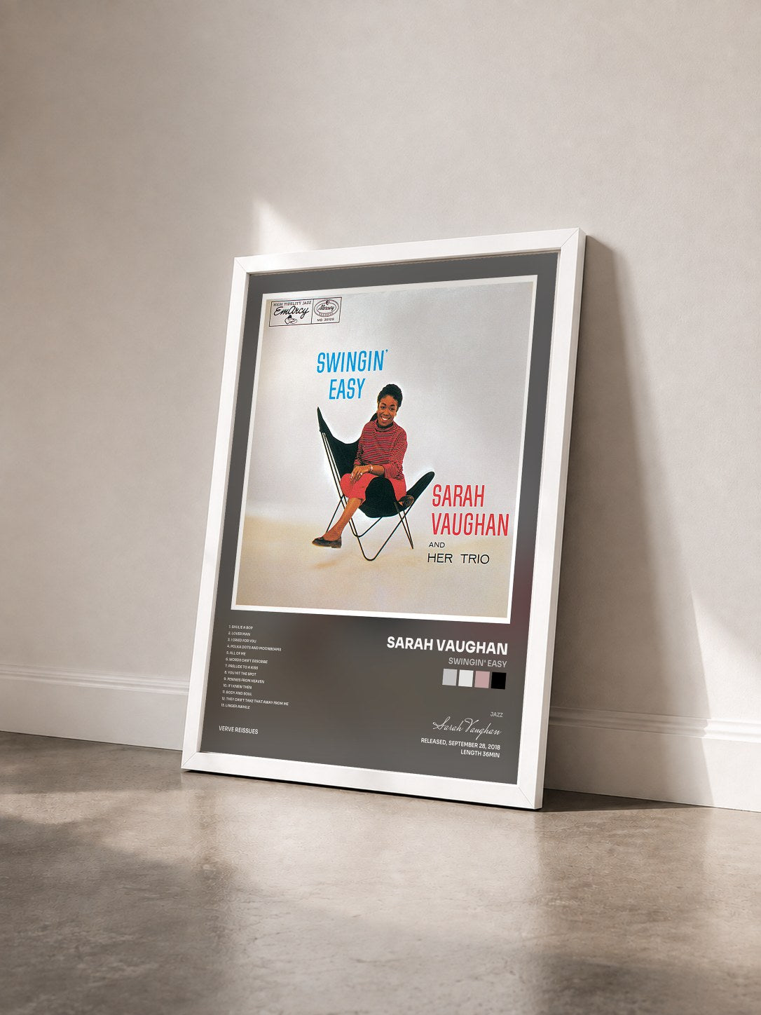 #blanc Tableau de l'album Swingin' Easy de Sarah Vaughan vu de trois quarts, cadre blanc