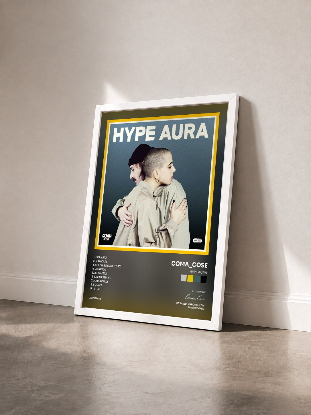 #blanc Tableau de l'album HYPE AURA de Coma_Cose vu de trois quarts, cadre blanc