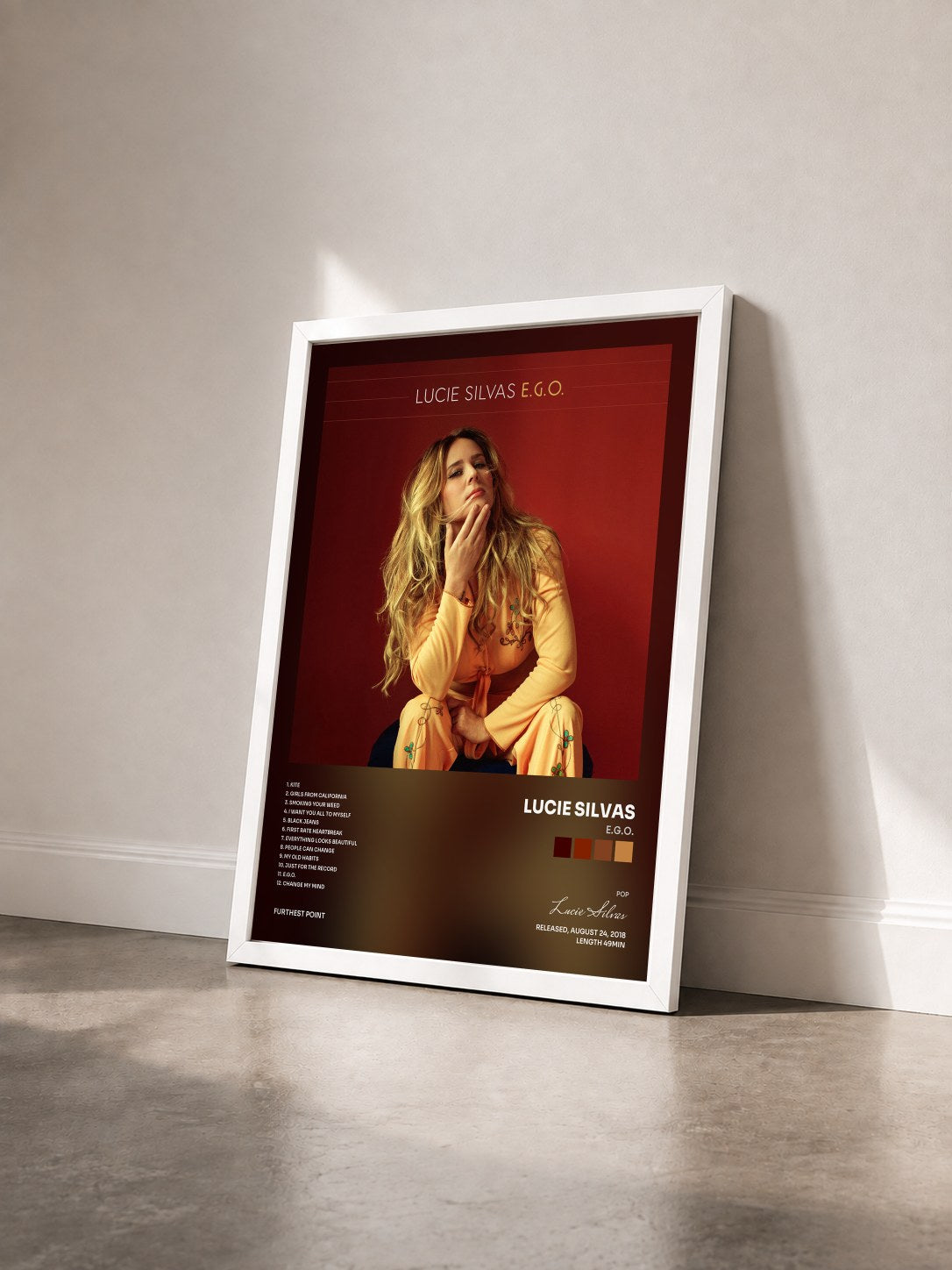#blanc Tableau de l'album E.G.O. de Lucie Silvas vu de trois quarts, cadre blanc
