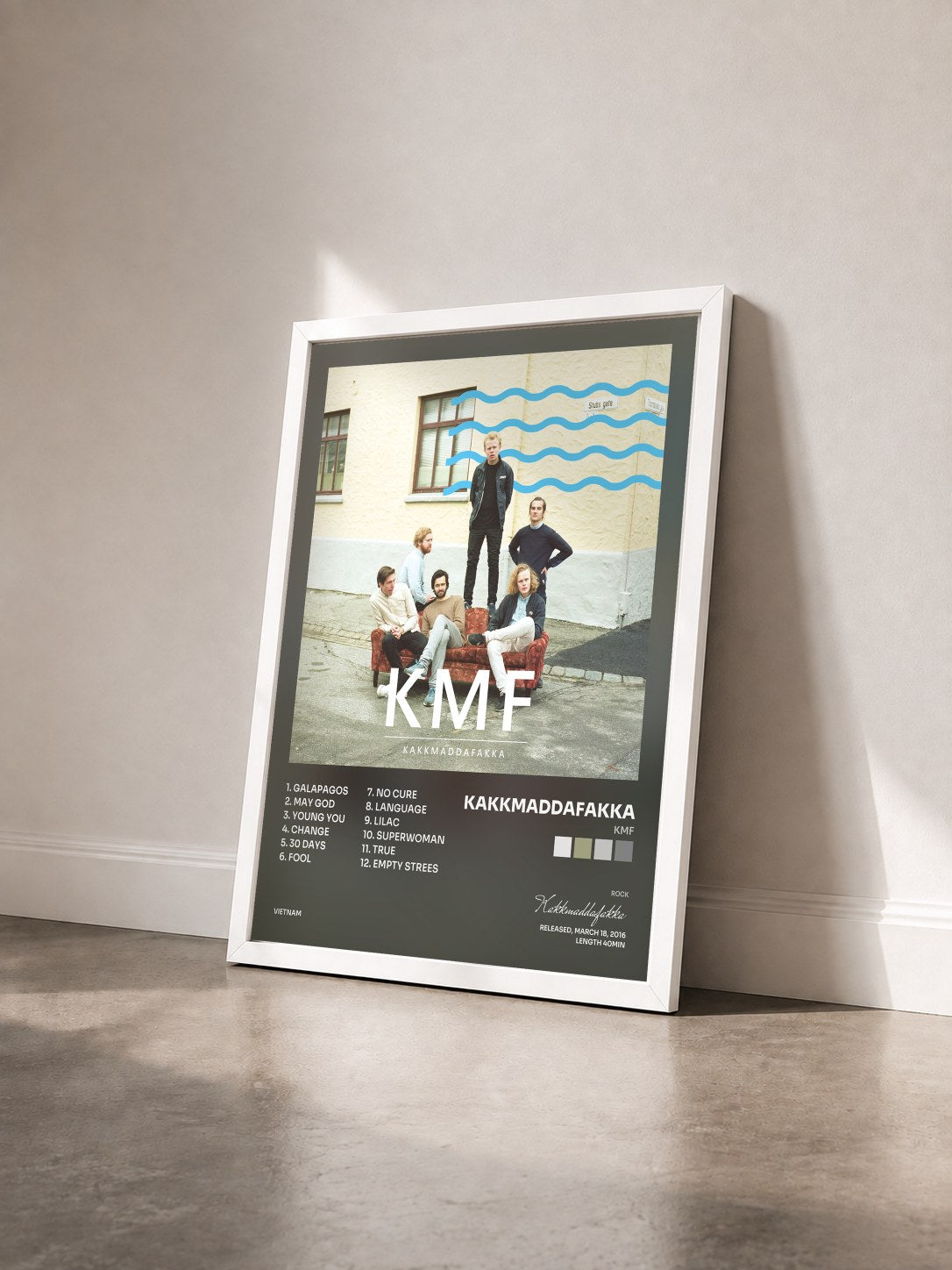 #blanc Tableau de l'album KMF de Kakkmaddafakka vu de trois quarts, cadre blanc
