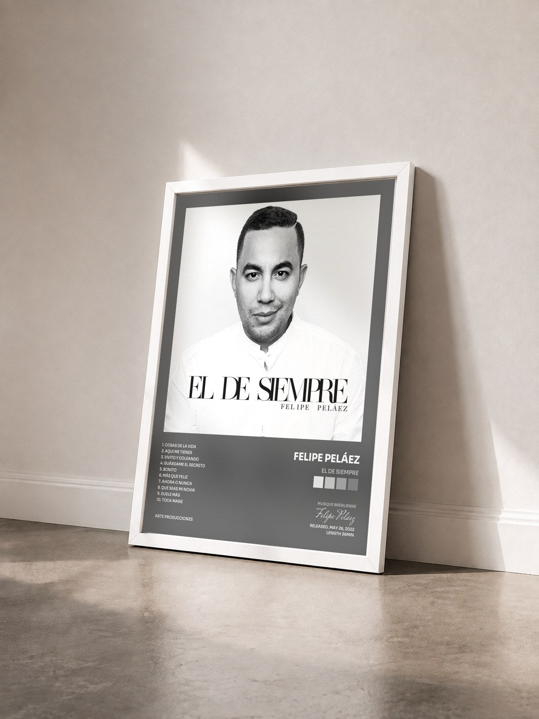 #blanc Tableau de l'album EL DE SIEMPRE de Felipe Peláez vu de trois quarts, cadre blanc