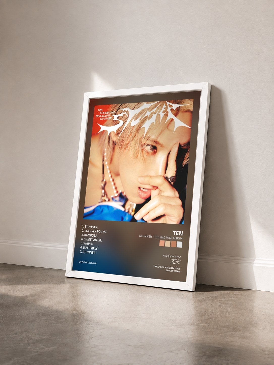 #blanc Tableau de l'album STUNNER - The 2nd Mini Album de TEN vu de trois quarts, cadre blanc