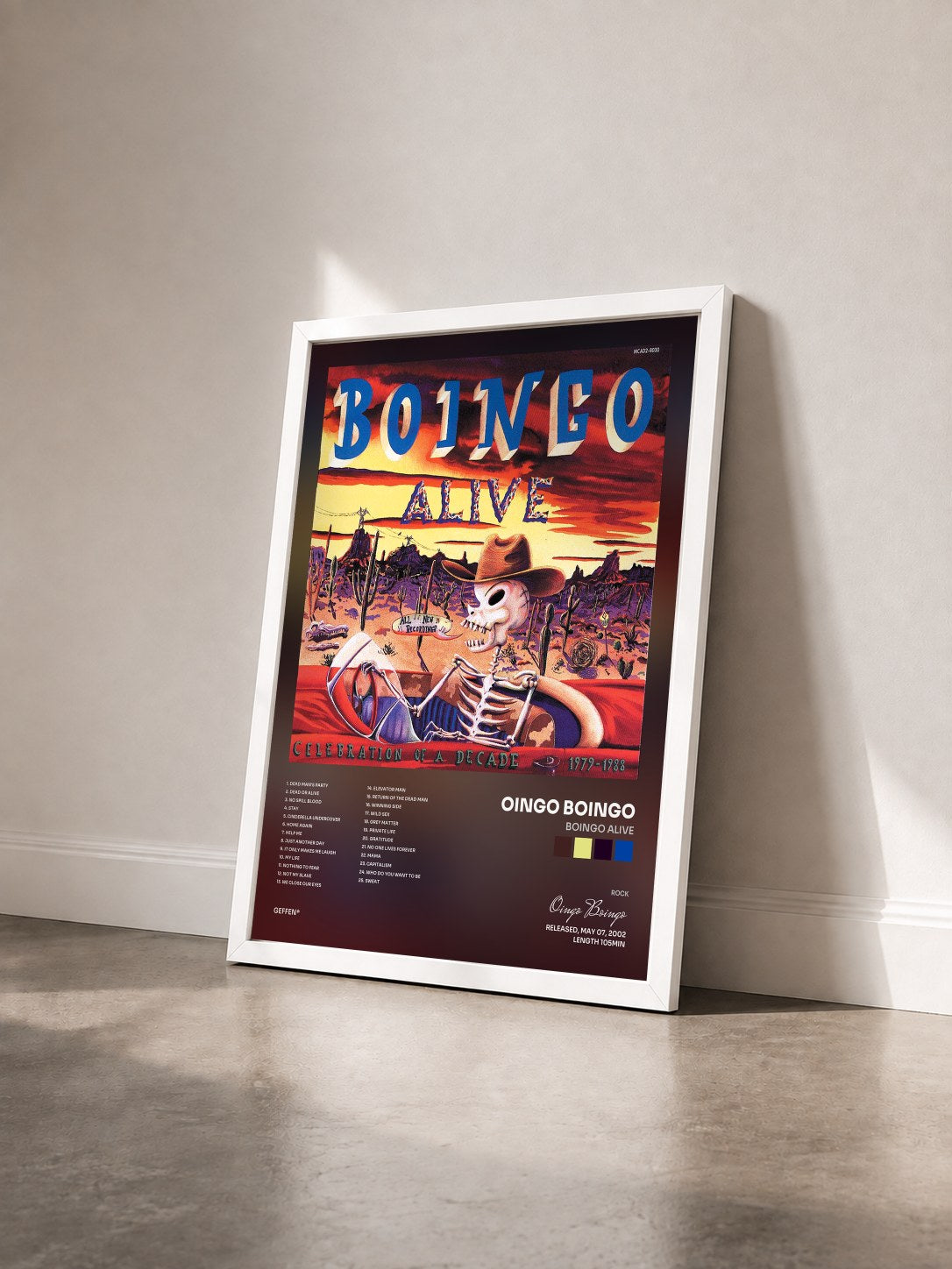 #blanc Tableau de l'album Boingo Alive de Oingo Boingo vu de trois quarts, cadre blanc