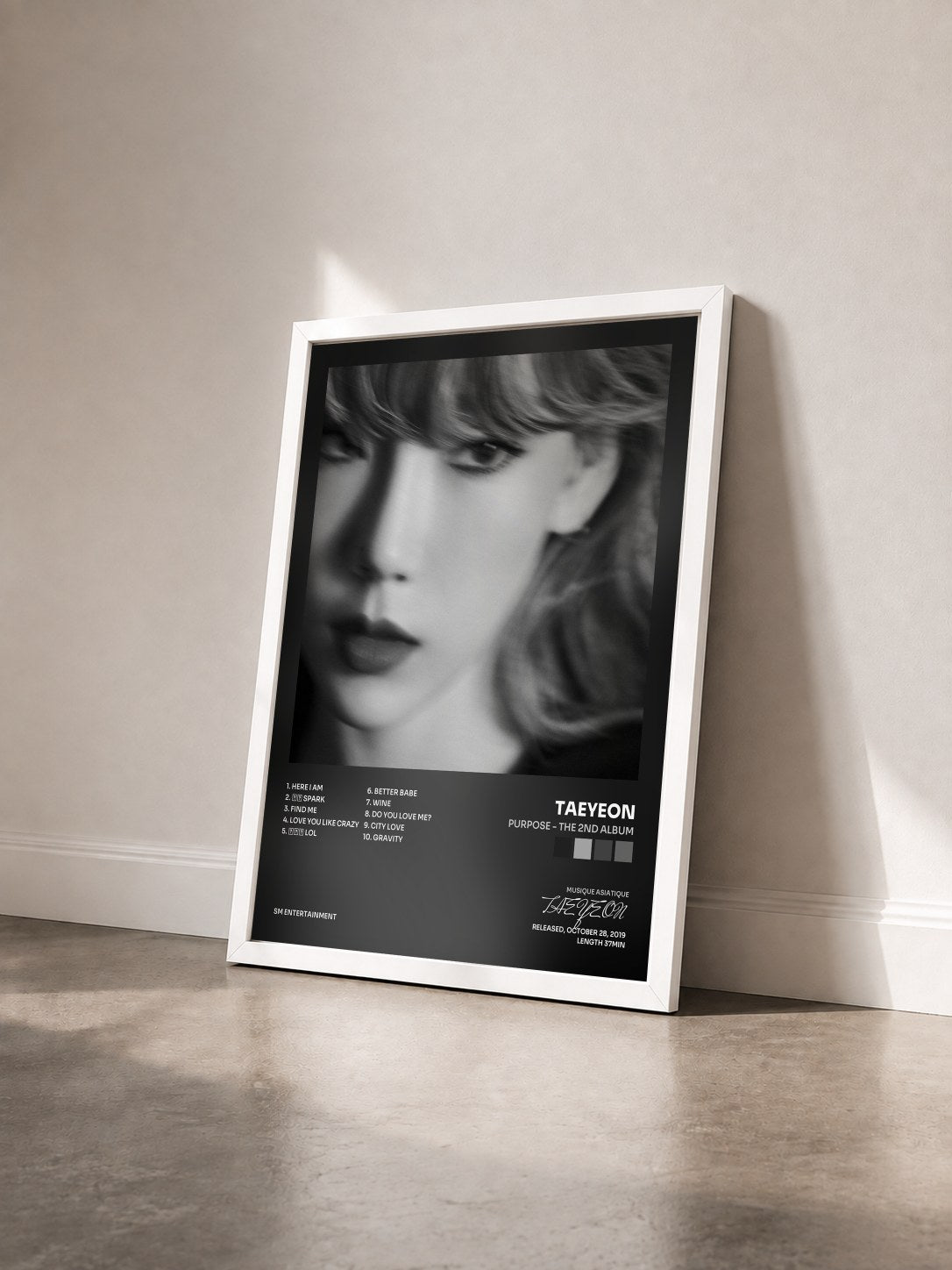 #blanc Tableau de l'album Purpose - The 2nd Album de TAEYEON vu de trois quarts, cadre blanc