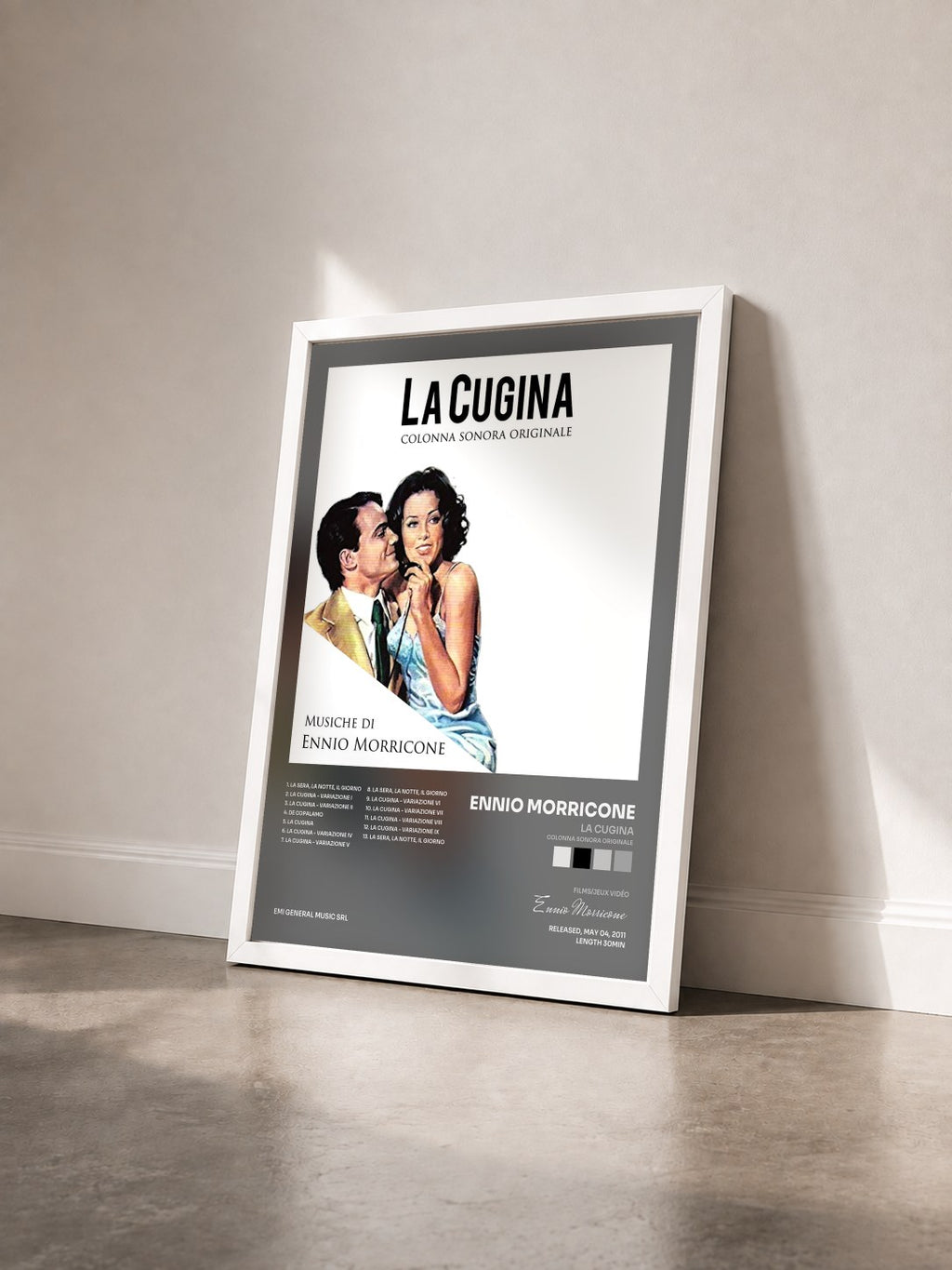 #blanc Tableau de l'album La Cugina (Colonna sonora originale) de Ennio Morricone vu de trois quarts, cadre blanc