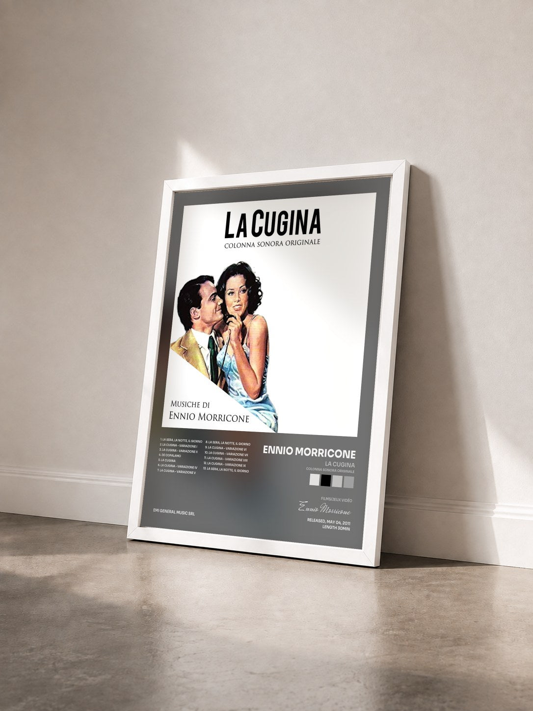 #blanc Tableau de l'album La Cugina (Colonna sonora originale) de Ennio Morricone vu de trois quarts, cadre blanc