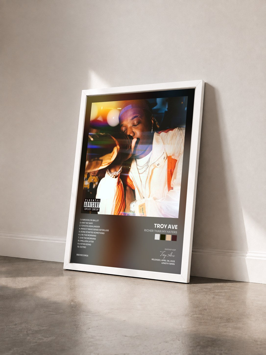 #blanc Tableau de l'album Richer Than My Haters de Troy Ave vu de trois quarts, cadre blanc