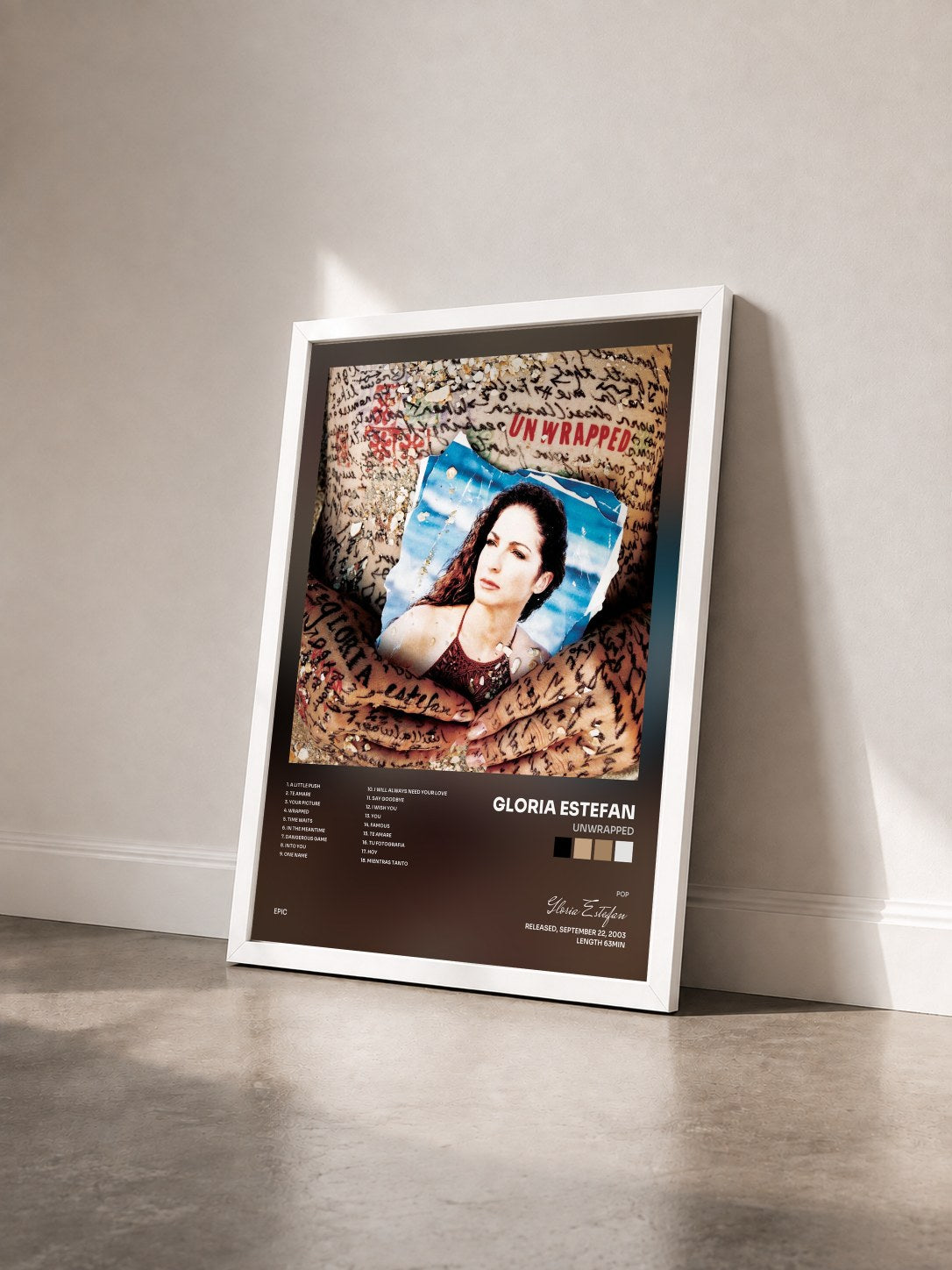#blanc Tableau de l'album Unwrapped de Gloria Estefan vu de trois quarts, cadre blanc