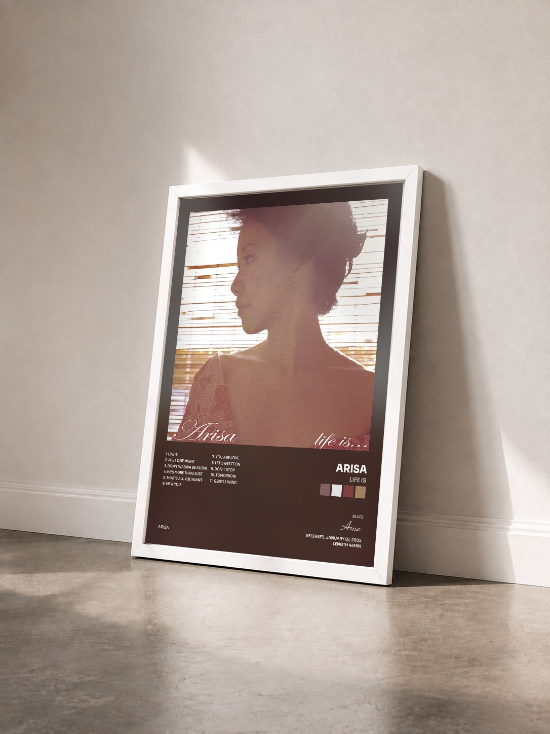 #blanc Tableau de l'album Life is de Arisa vu de trois quarts, cadre blanc