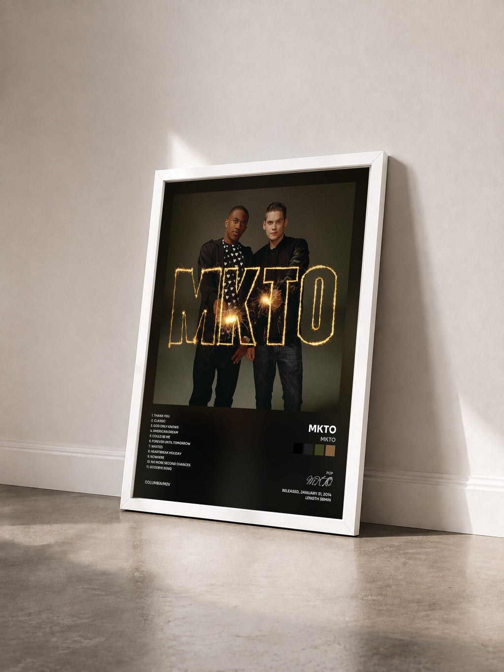 #blanc Tableau de l'album MKTO de MKTO vu de trois quarts, cadre blanc