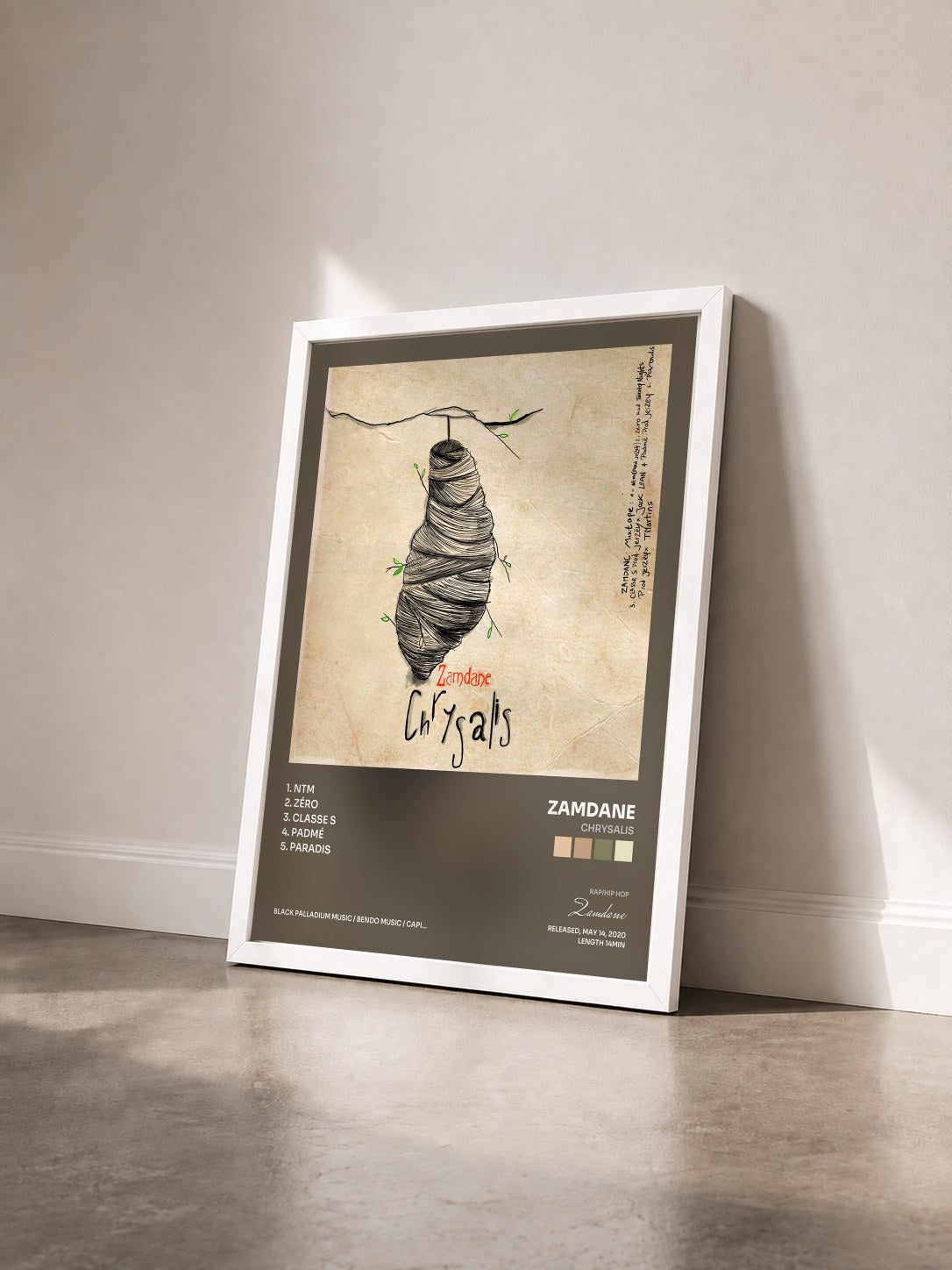 #blanc Tableau de l'album Chrysalis de Zamdane vu de trois quarts, cadre blanc