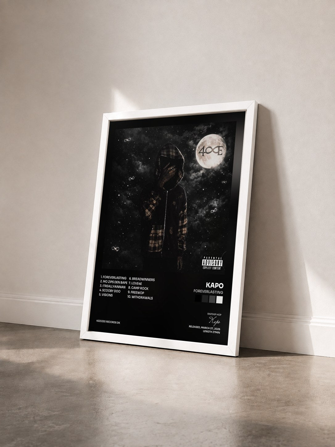 #blanc Tableau de l'album ForeverLasting de Kapo vu de trois quarts, cadre blanc