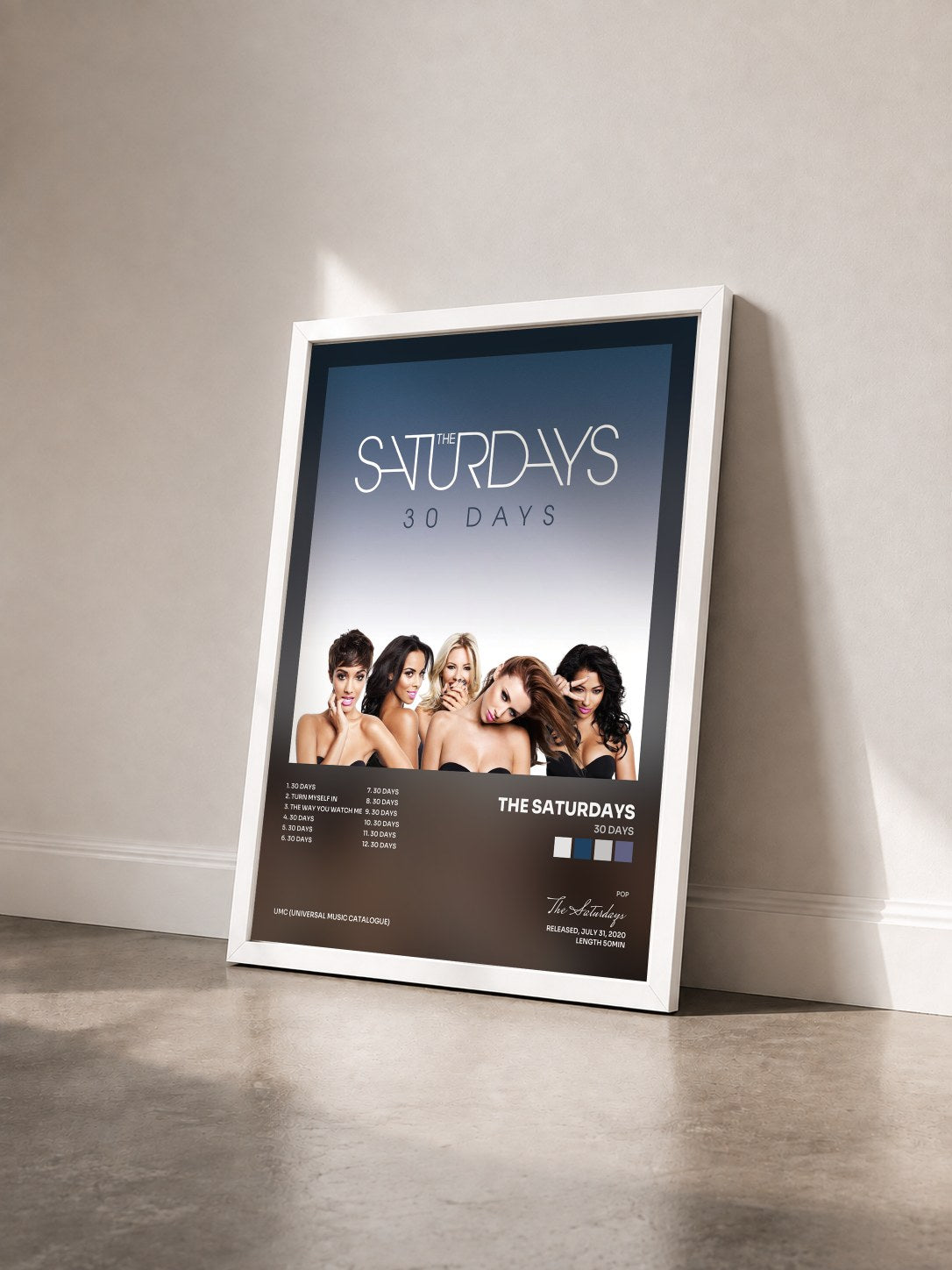 #blanc Tableau de l'album 30 Days de The Saturdays vu de trois quarts, cadre blanc