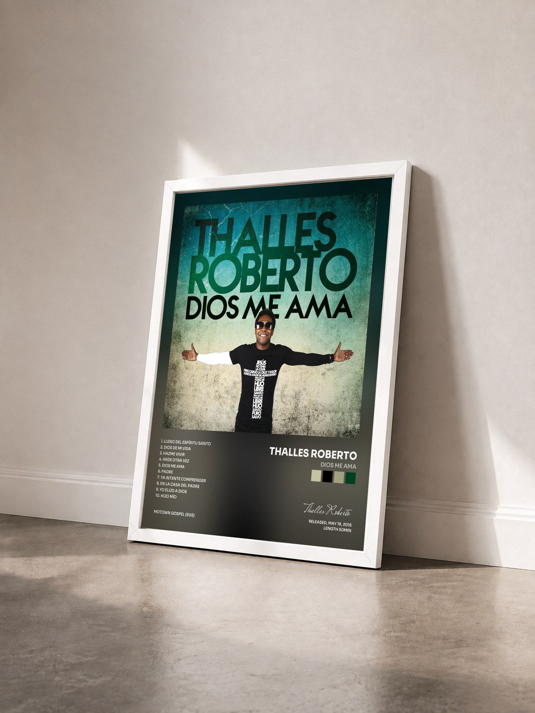 #blanc Tableau de l'album Dios Me Ama de Thalles Roberto vu de trois quarts, cadre blanc